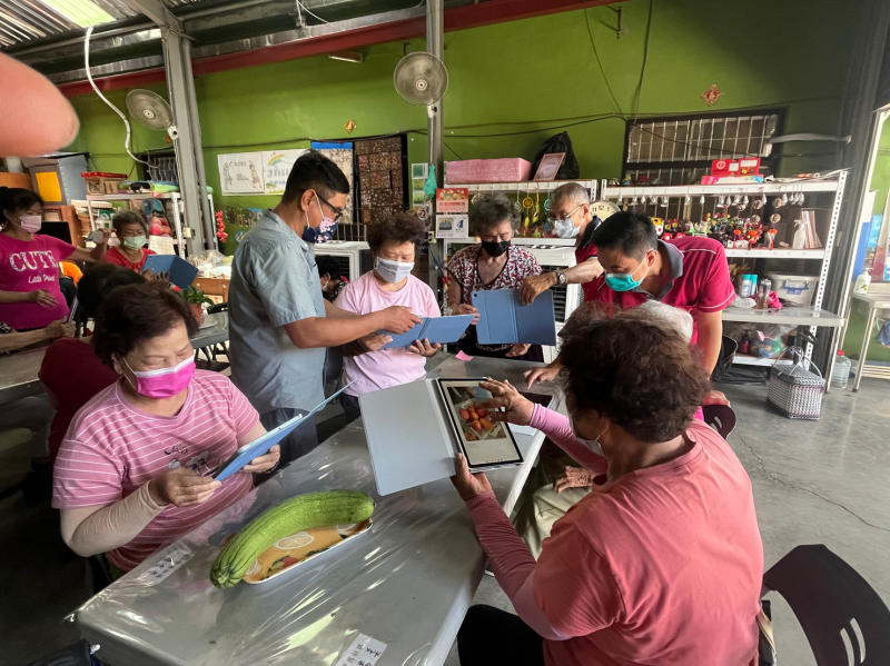 講師利用平板教長輩們使用平板拍照~並讓長輩實際操作~同時也教長輩如何抓角度拍出好照片