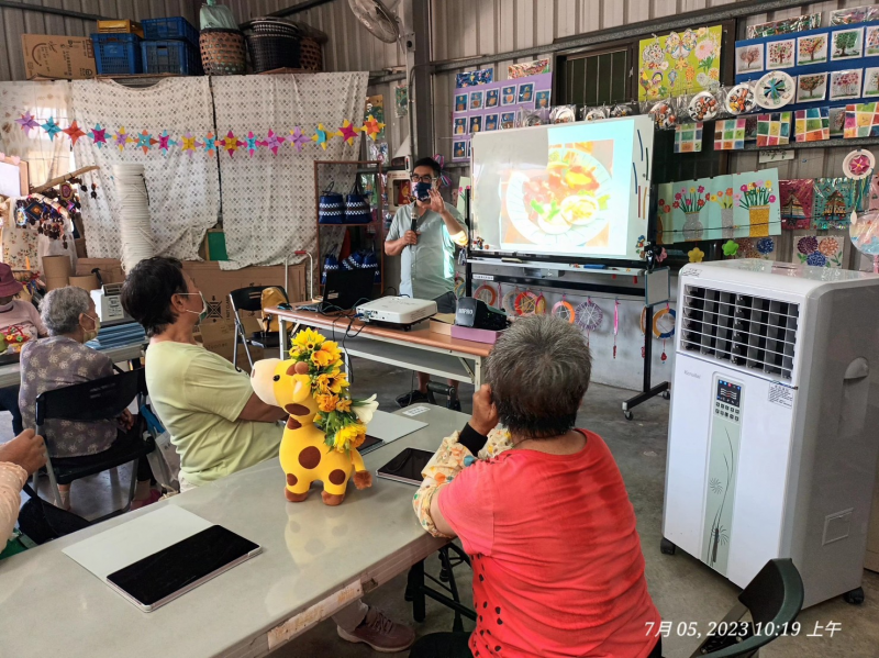 講師用平板教長輩學習如何拍照 並鼓勵長輩平常可以用自己的手機多拍照 記錄生活點滴