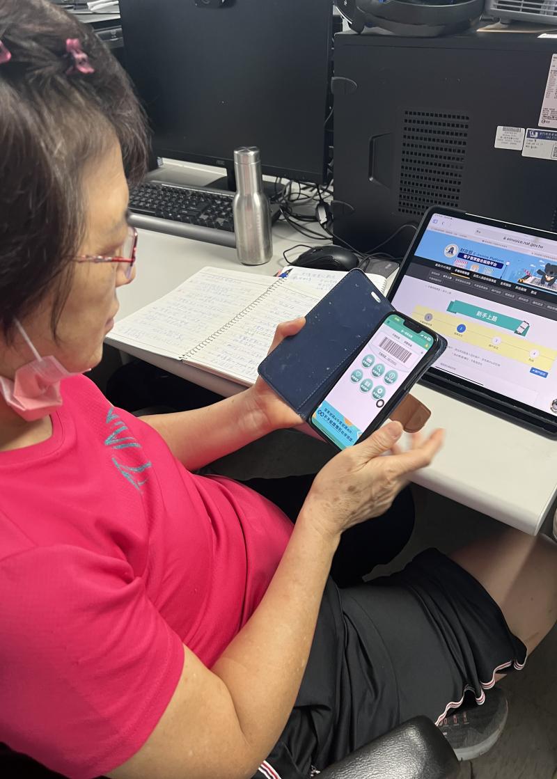 課程中老師也介紹如何使用載具儲存發票，學員們實際操作後都覺得非常實用。