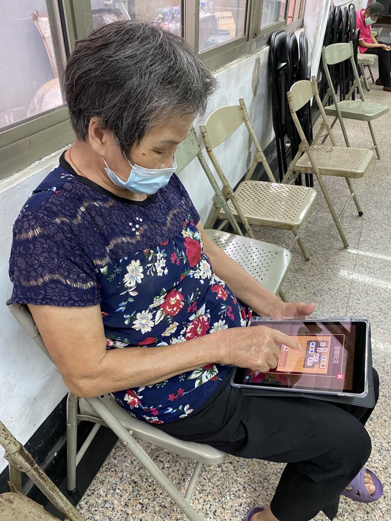 老師認真的講解，學員認真的學習，勇於嘗試新事物好開心。