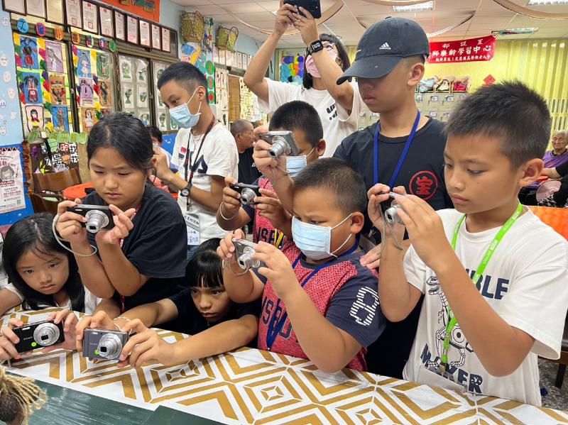 小學員認真拍照