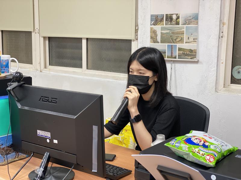 在課堂中，講師與輔導員互相支援共同探索並提供最新的AI科技新功能，讓學員了解並應用。