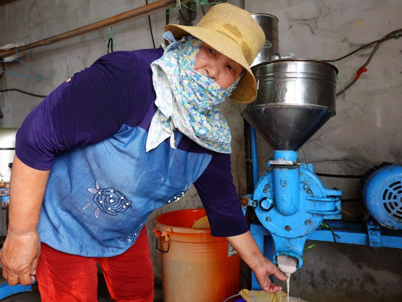 職人們憑藉多年的經驗，米漿的調比是經驗，早已取代數據的比率。