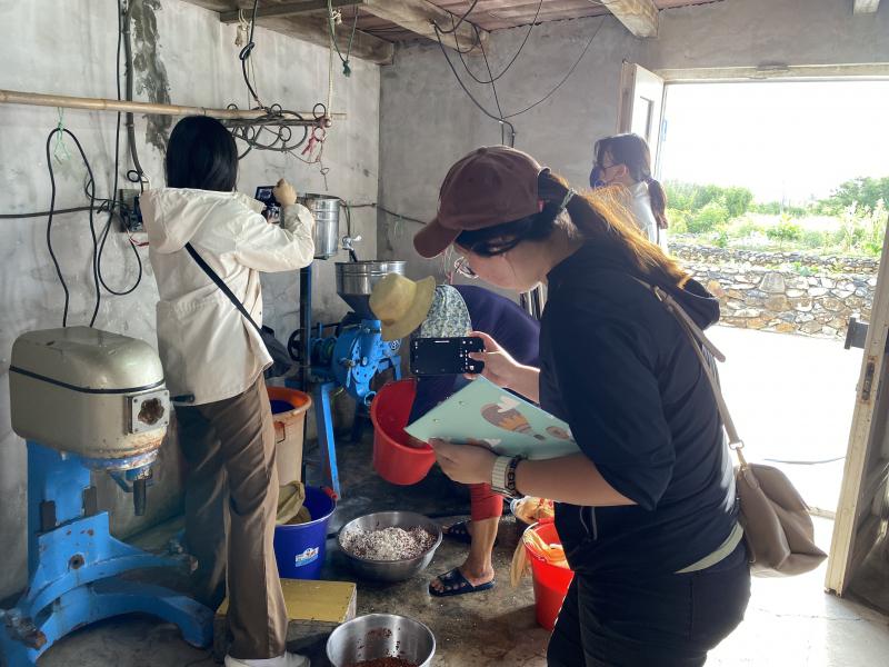 學員們從多樣角度拍攝美食，以獲得更多後製剪輯素材。透過不同的視角，打造出精彩編輯。