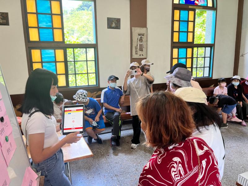 透過平板進行線上族語平台出題