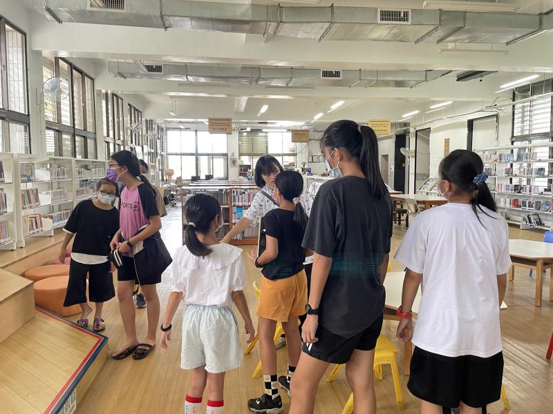 同學在館內找出適合的傳說故事來進行編劇及腳本的繪製