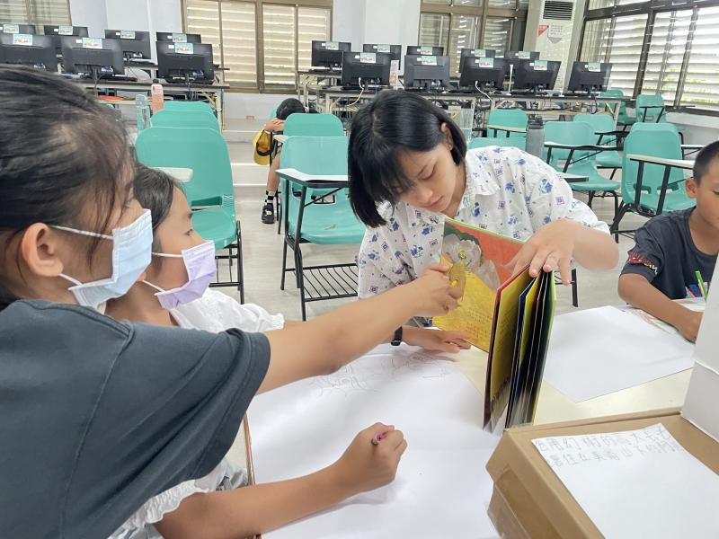 分組進行腳色繪製