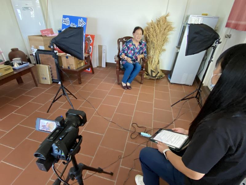 學員們在攝影機前分享自己的衣著打扮，以及訴說過往的生命經驗與故事。