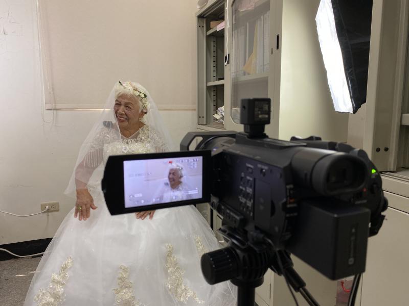 學員在攝影機前，從容不迫地說著自己的過往經歷與故事。