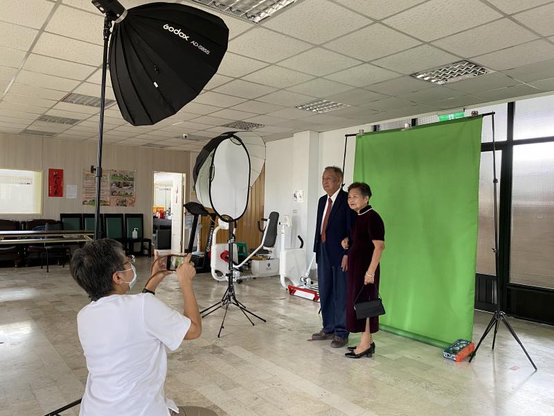 學員利用手機，拍攝在綠幕前的同學們。