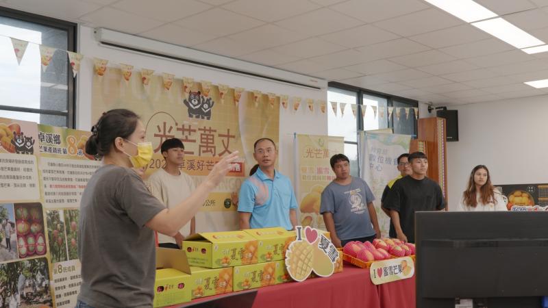 鄉公所的課長也一起來學習直播操作，在現在這個網路時代，各項網路行銷技術都是必備的