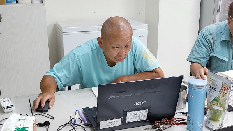 70多歲的長者非常專心的練習老師講過的課程內容。