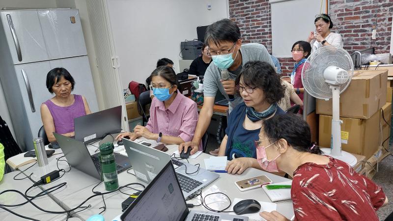 講師很有耐心的解答學員提出的問題