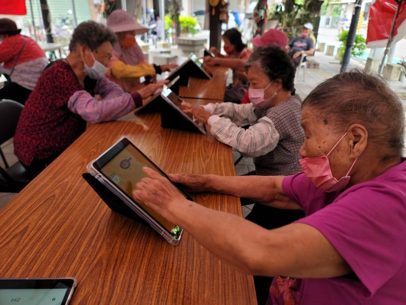 學員認真操作老師授課內容。