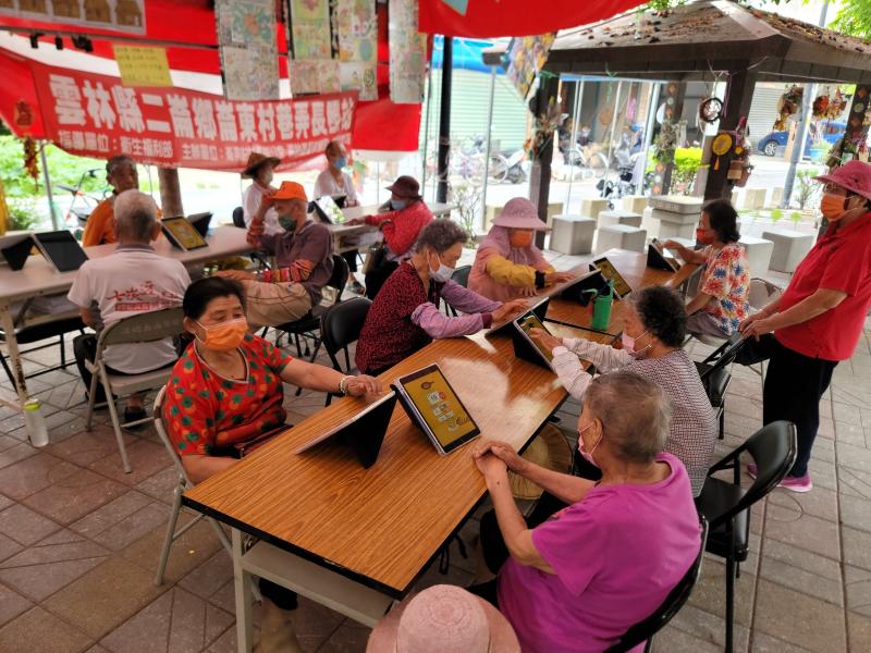 學員認真操作老師講解的內容。