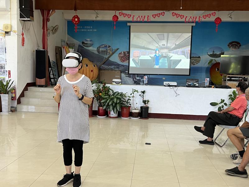 社區長者透過VR科技回到四、五零年代的美好生活。