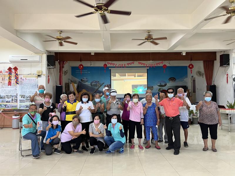 VR科技體驗為連結世代的橋樑，讓每一位社區長者都能感受到生活的美好和溫暖。