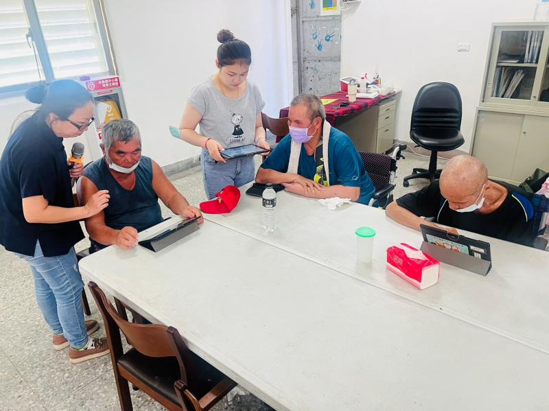 用影片讓長者更能明白現在數位的進步