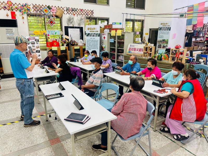 講師講完課程內容之後，講師帶著學員們拿著平板進行形色APP實作。