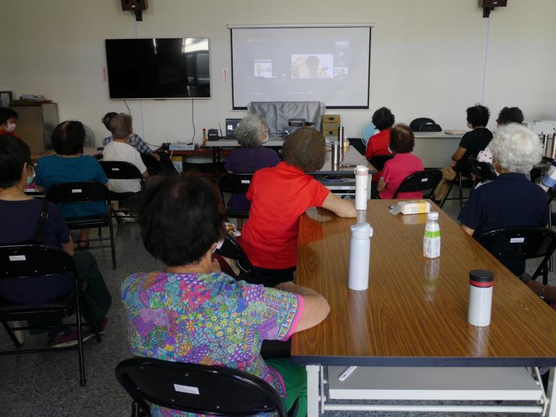 學員們在位置上觀看螢幕一起與講師遠端連線