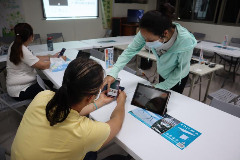 操作過程遇到問題積極詢問老師，老師也耐心引導。