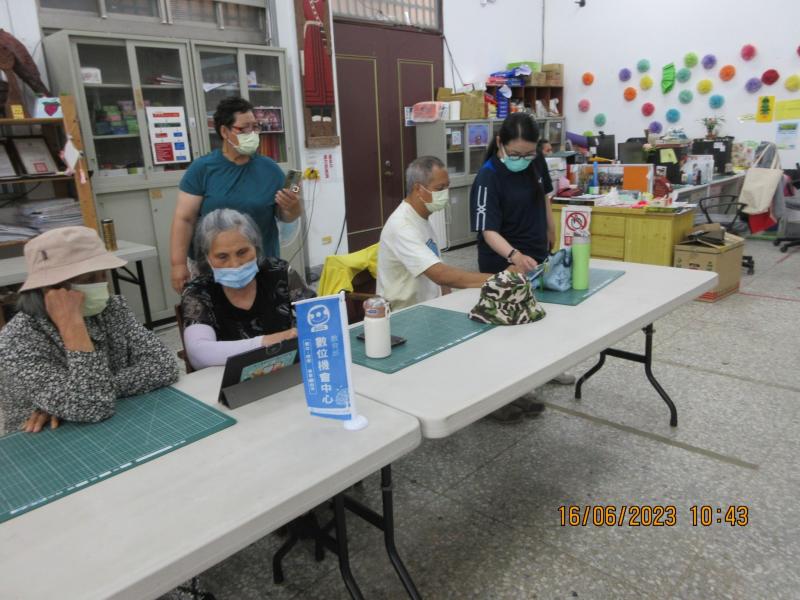 有長者帶自己的手機平板,並詢問如何使用