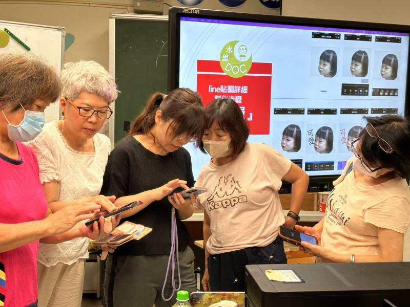 手機如何將line貼圖申請上架，老師在旁教學員上架方式.