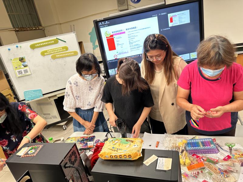 老師協助學員將繪製好圖案熱縮片，用吹風機吹熱縮小至不能再縮即完成作品.