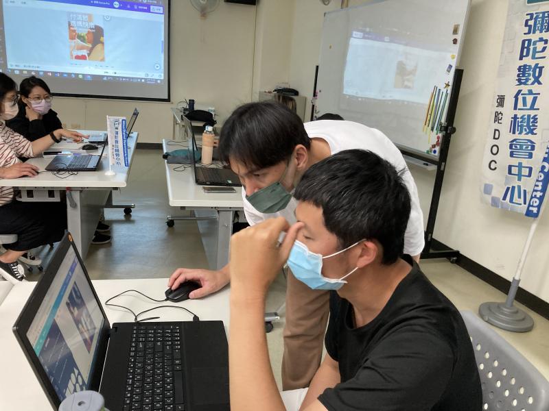 老師指導學員進行操作