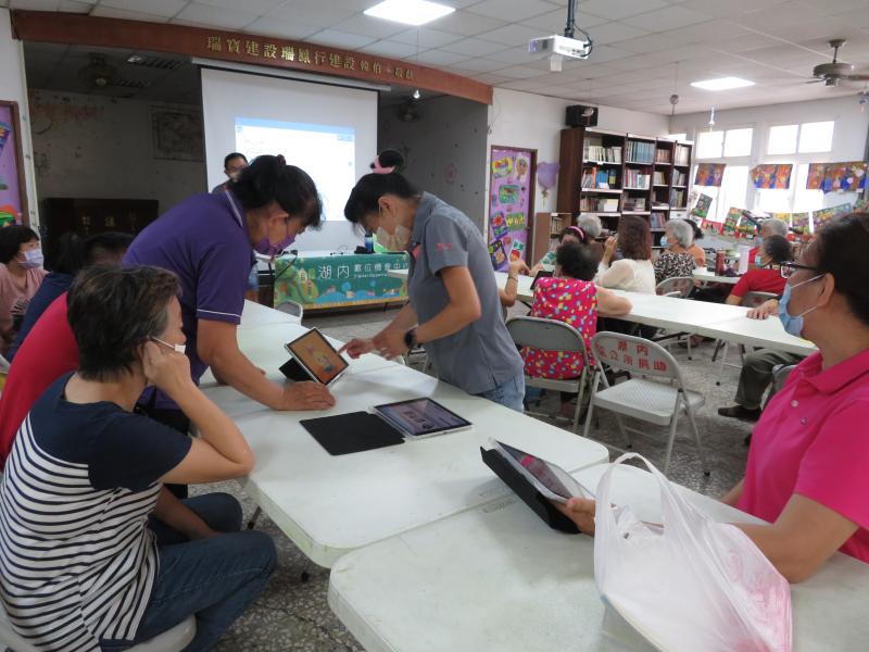 學員們跟著講師步驟學習藍芽連線APP