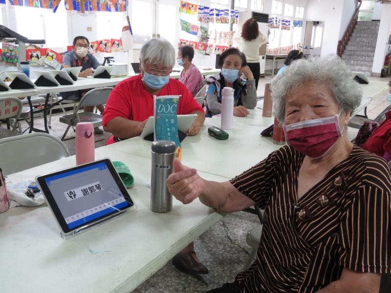 學員開心地展示自己設計的標籤紙