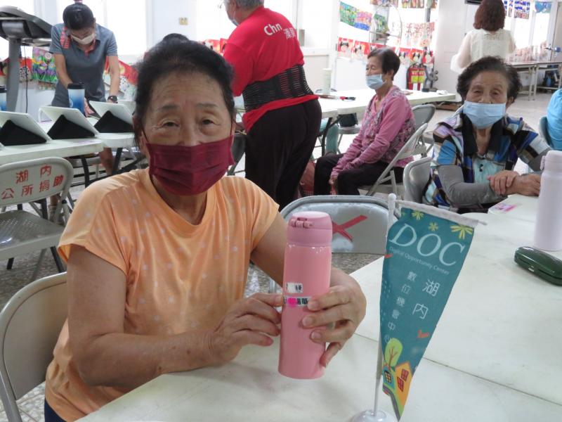 學員開心地展示自己姓名貼作品