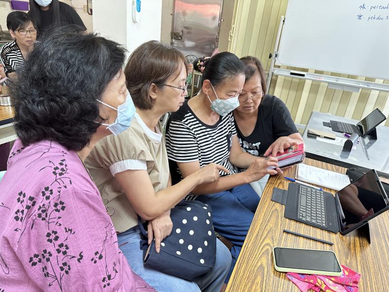 同學利用手機互相學習製作成一張試算表