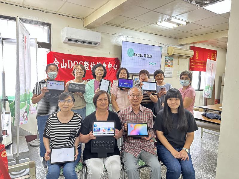 同學認真上課.開心的學習一同學會運用EXCEL製作試算表