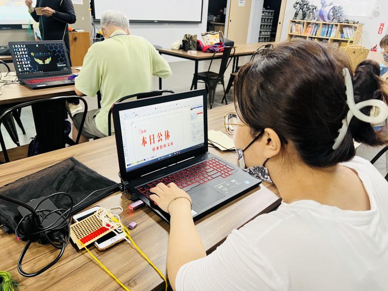 學員完成自己的作品外，快樂的過程與作品分享也是最大的回饋。
