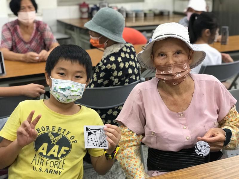 長輩與作品合照