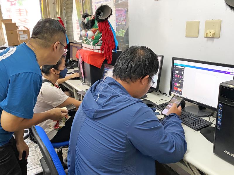 駐點人員協助輔導學員軟體操作