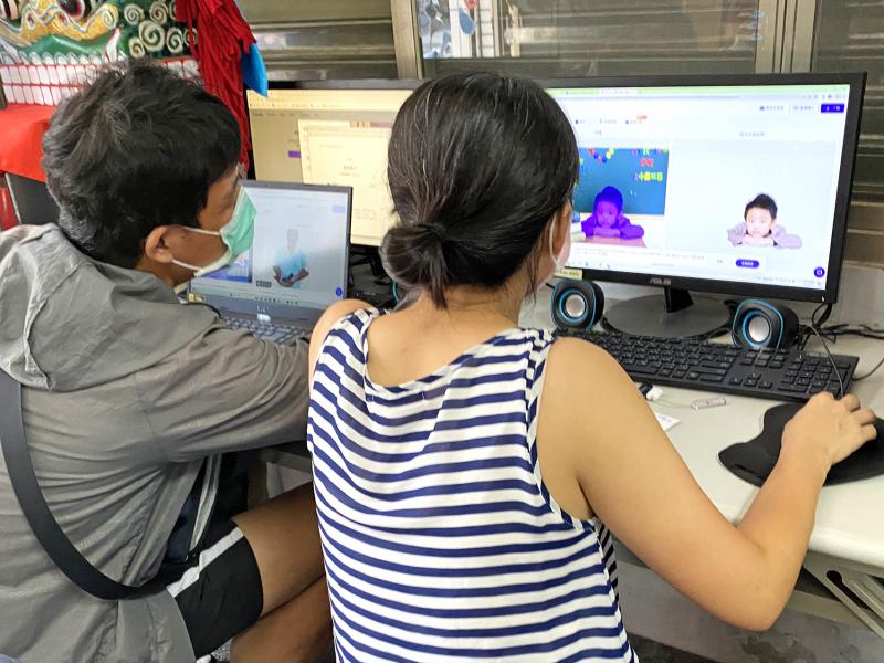 兩位學員相互討論影像應用方式