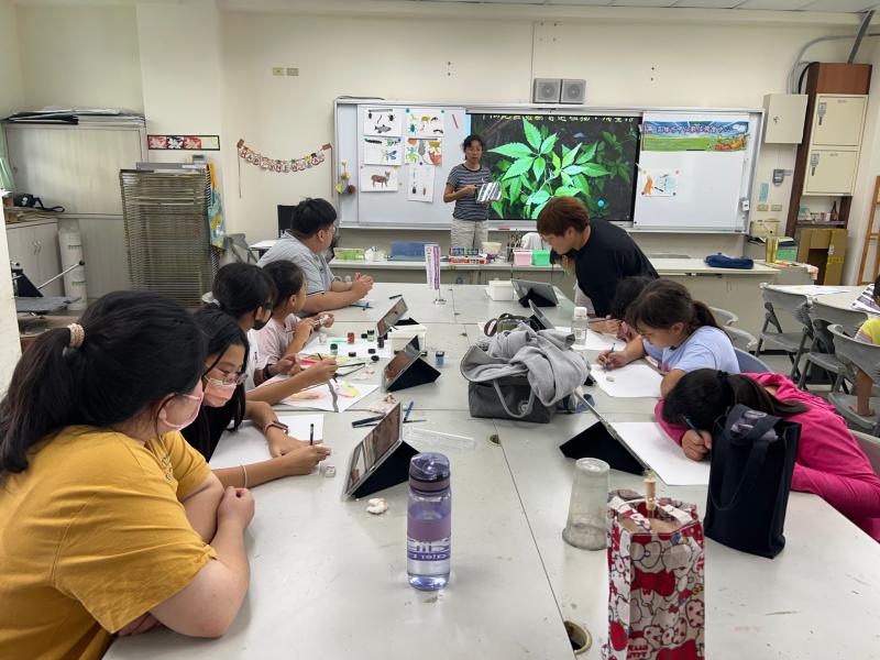 講師在課堂上為學員解說