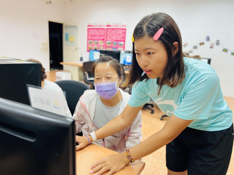 講師教導學員使用設計軟體設計紅包