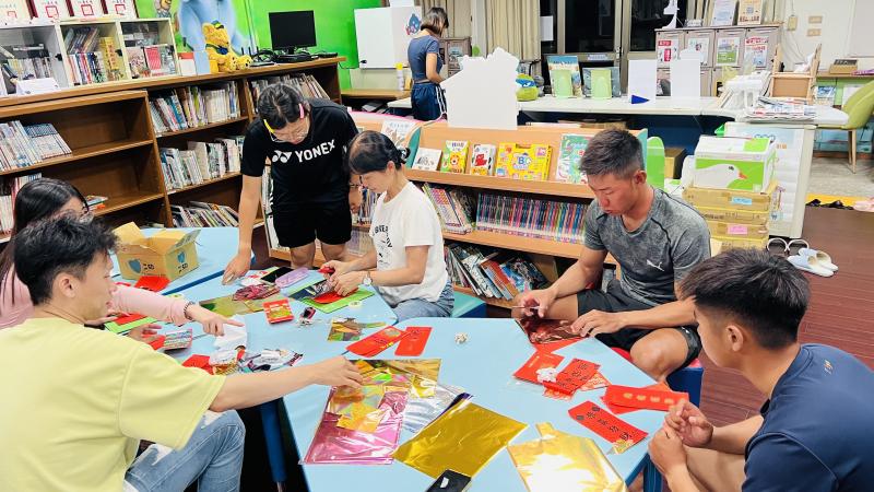 印刷過後，利用燙金紙將紅包上的圖案再精緻化，製成獨一無二的紅包袋
