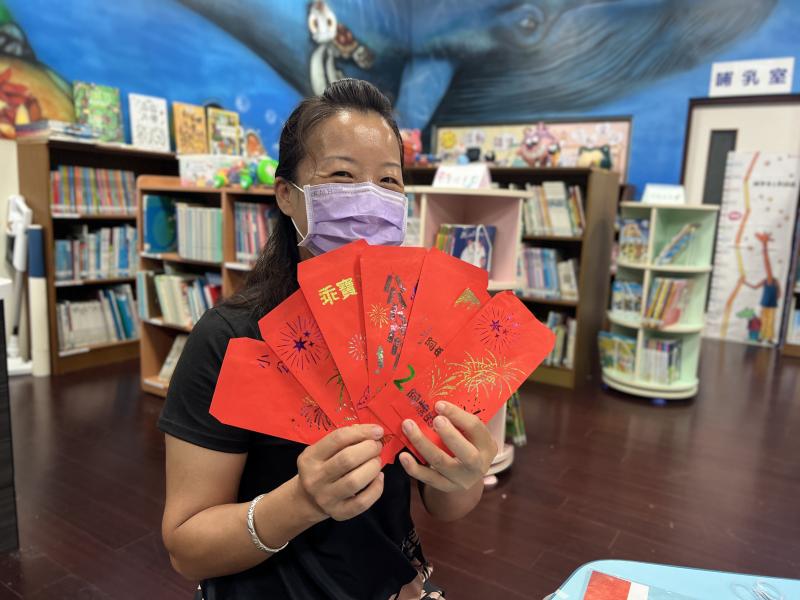 學員為每個孫子製作獨一無二的紅包。