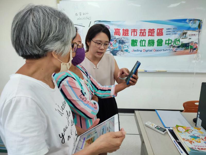 學員詢問老師問題,老師耐心的一一回應