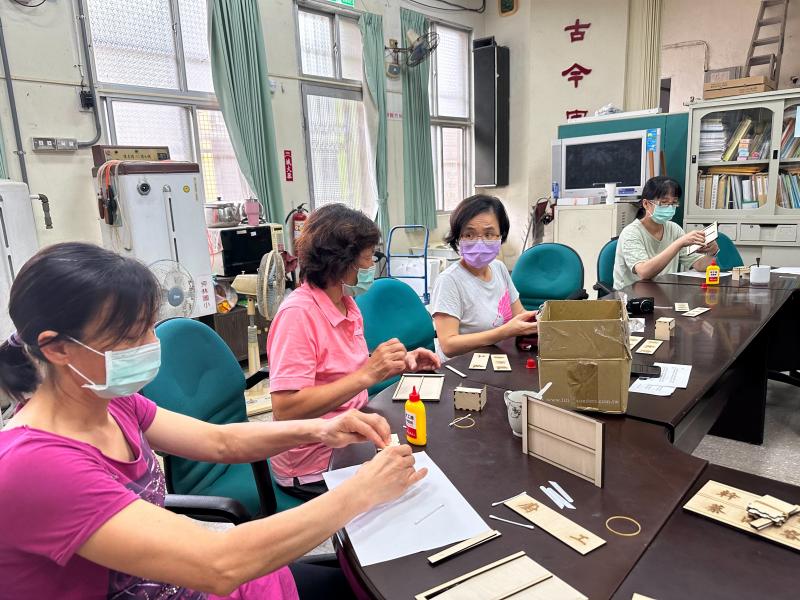 學員們將設計圖雷切後,大家一起黏貼桌牌