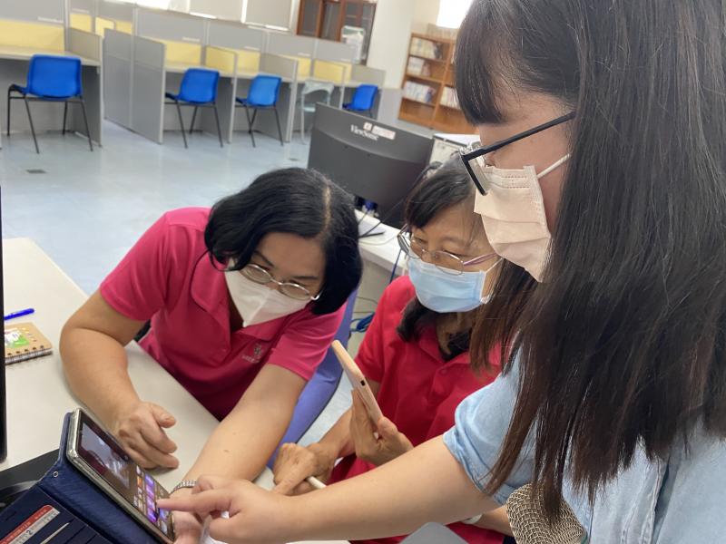 講師向學員講解功能列表