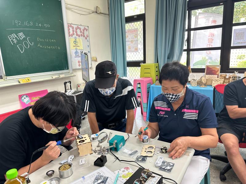 老師指導學員們，利用焊槍，組裝藍芽音箱