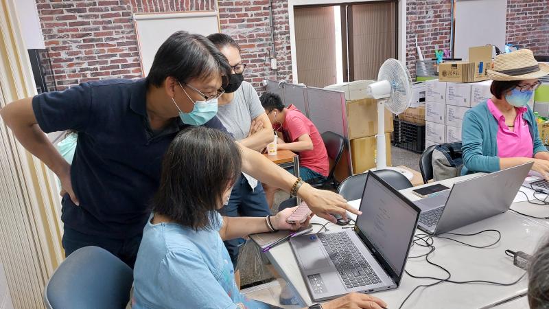 講師很有耐心指導學員不了解地方