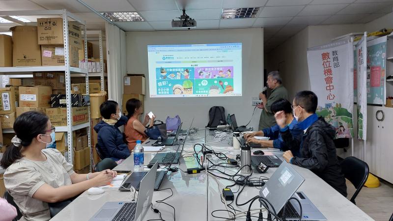 駐點人員介紹學習中心線上課程，平時在家就可以上網上課。