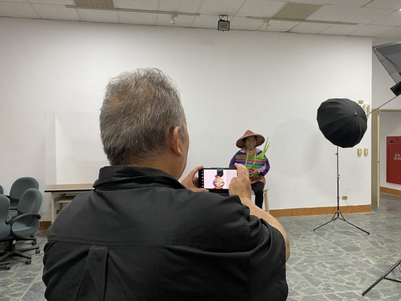 實際練習，拍下農友的時尚模樣。