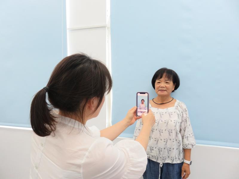 學員互相幫對方拍美美的照片